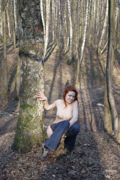 Пышная рыжая красотка демонстрирует свою интимную зону