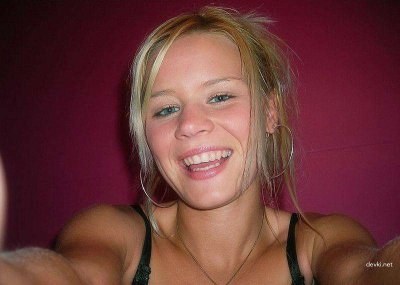 Красивая девчонка сосет член своему парню - горячее видео!