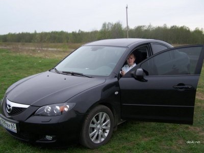 Сексуальная девушка снимает себя на камеру в откровенных позах