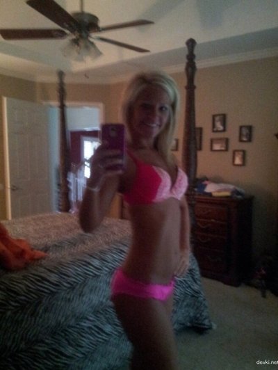 Дамочка фоткает себя без трусиков