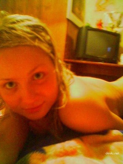 Пикантные фото обнаженной девушки в домашней обстановке