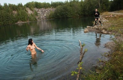 Шалунишки расслабляются на загородной резиденции