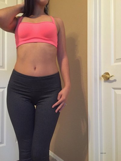 Горячая крошка раздевается и показывает свои прелести