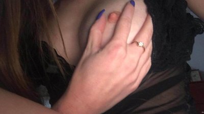 Девушка отправляет свои интимные снимки