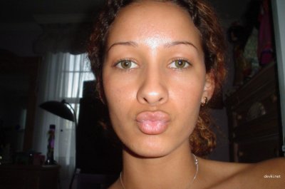 Пышная кучерявая красотка с черной кожей