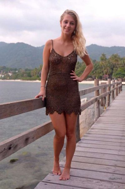 Девица прогуливается без одежды по улице