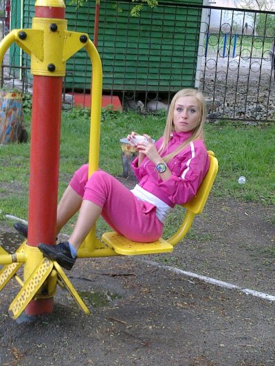 Развратная красотка дразнит парня в машине, вызывая страсть