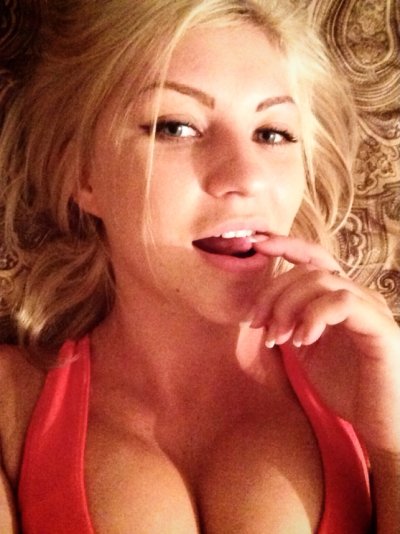 Красивая блондинка сделает своему парню огромное удовольствие!