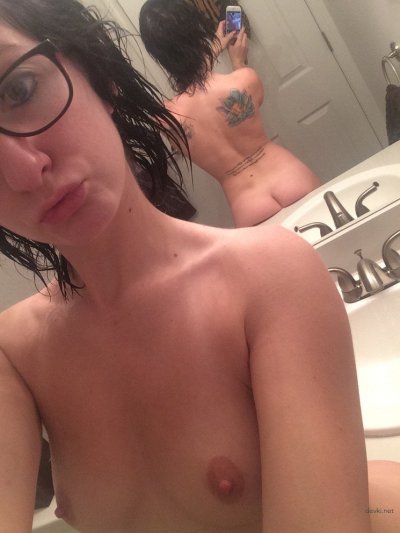 Горячие снимки и селфи молоденьких красоток в откровенном виде