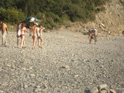 Молодежь веселится на берегу моря