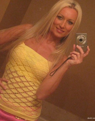 Видео сексапильной блондинки в домашней обстановке