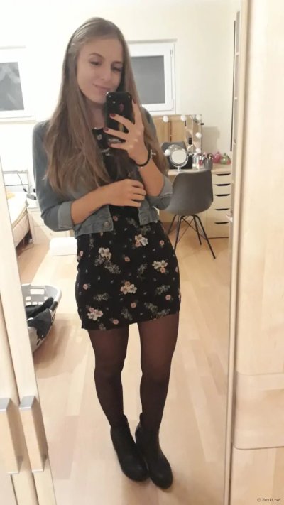 Развратная блондиночка демонстрирует свои прекрасные груди.