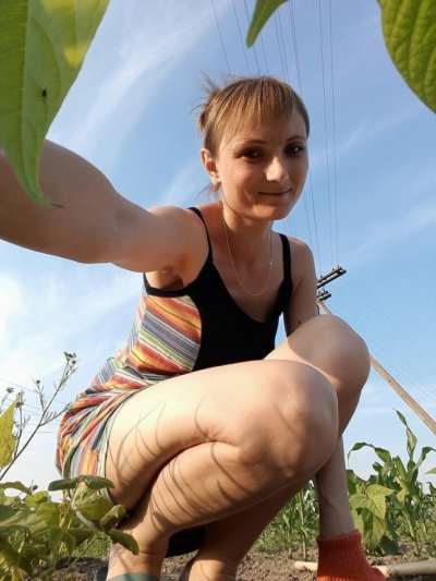 Сексапильная красотка без трусиков показывает свои прелести в уютной обстановке