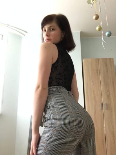 Подруга обожает позировать голой и делать минет