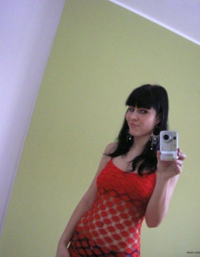 Сексуальная брюнетка представила фотосессию с раздеванием