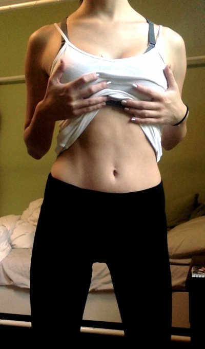 Сексапильная девушка показывает свои привлекательные формы.