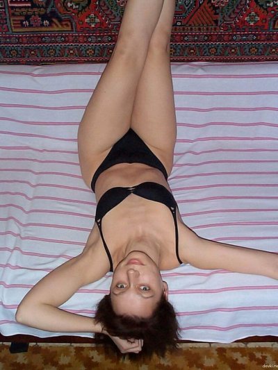 Моя красотка позирует без одежды перед камерой