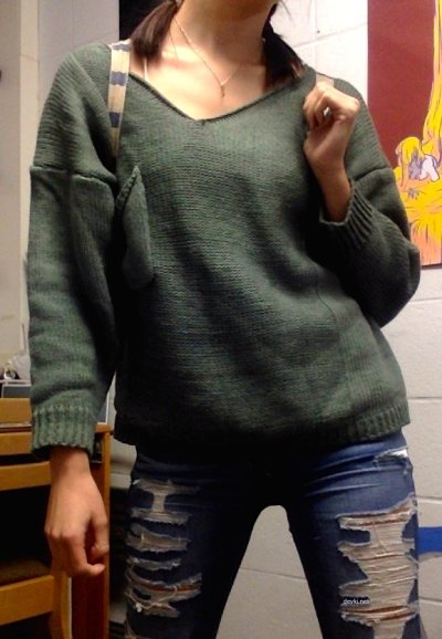 Сексапильная девушка в изношенных джинсах