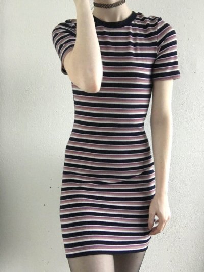 Красотка раздевается, показывая свою изящную фигуру 🌶️