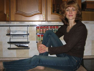 Рыжеволосая красотка, наслаждающаяся водными процедурами без одежды