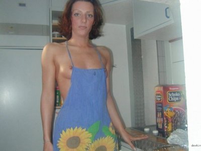 Развратная супруга без одежды на кухне - новые фото!