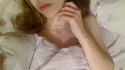 Молодая девушка занимается самосъемкой на свой телефон и делится своими мыслями и эмоциями с подписчиками