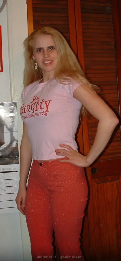 Архивные снимки обнаженной красотки с соблазнительными формами