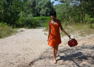 Привлекательная шатенка раздевается и демонстрирует свое тело на свежем воздухе