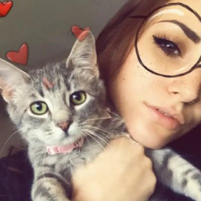 Горячая и привлекательная дама фотографирует себя