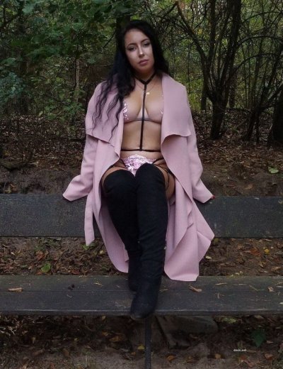 Продажная девочка демонстрирует свои прелести ради бабок