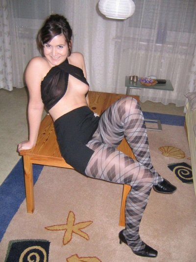 Обожает, когда его девушка в соблазнительных чулках