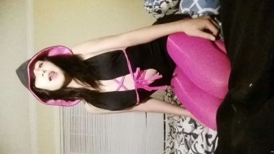 Обнаженная красавица весело балуется с игрушкой для взрослых