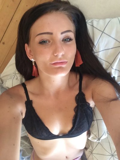 Сексуальная дама в годах делает откровенные снимки своей гладко выбритой киски