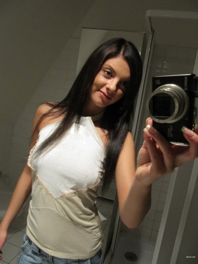 Соблазнительная шатенка раздвигает ноги