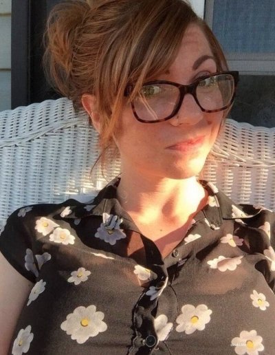 Раздевающаяся красотка с обнаженными формами!