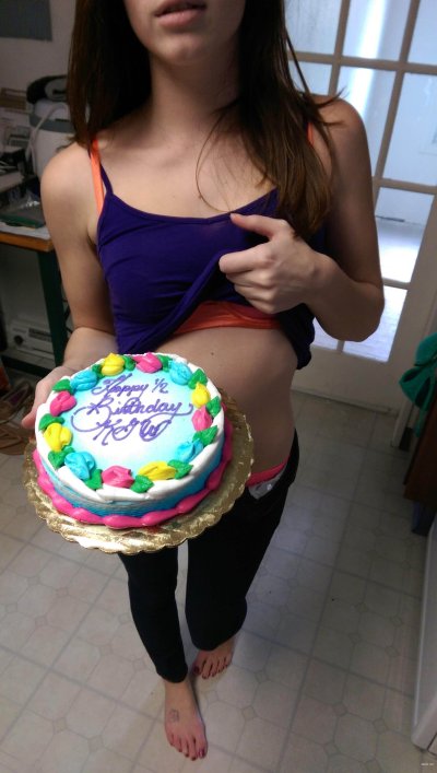 Соблазнительная красотка наслаждается десертом