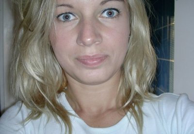 Девушка отсасывает и демонстрирует киску