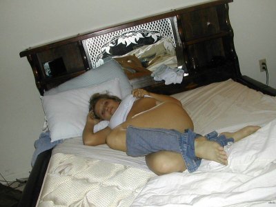 Красивая дамочка с пирсингом в интимной зоне раздевается на кровати