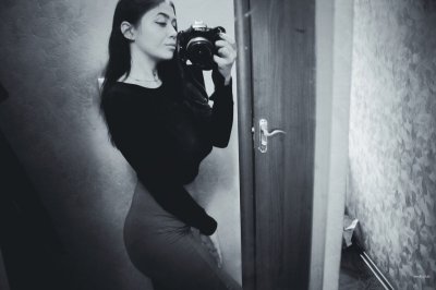 Не стесняется демонстрировать свои прелести