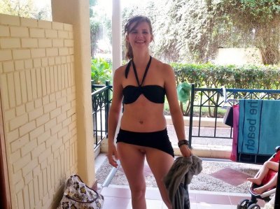 Обнаженная и огненная красотка