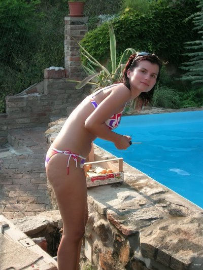 Шикарная дама натянула на себя наготу