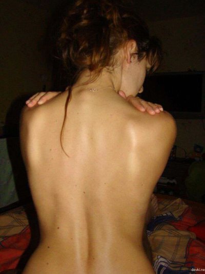 Дамочка демонстрирует свои интимные уголки