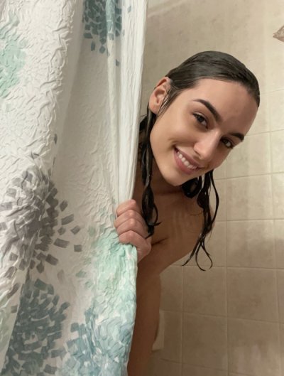 Сексуальная красотка с пушистой киской и ее откровенные снимки