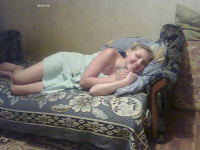 Молодая красотка разделась и позировала обнаженной на фотосессии