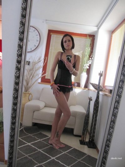 Очаровательная девушка делает селфи у зеркала