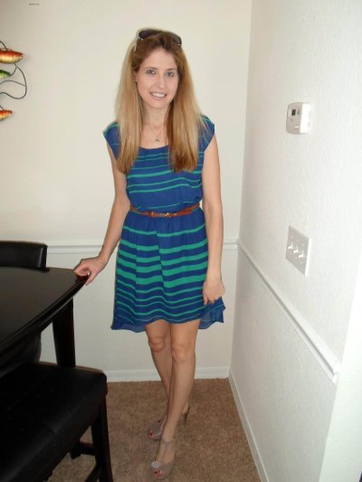 Дама в платьице с аккуратной пилоткой