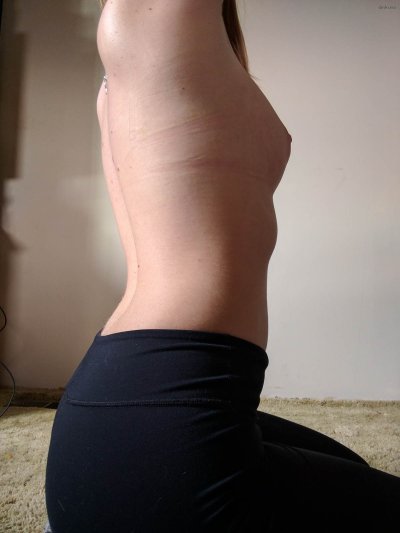 Крошка снимает одежду на ковре