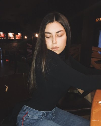 Снимки темноволосой красавицы с упругой попкой