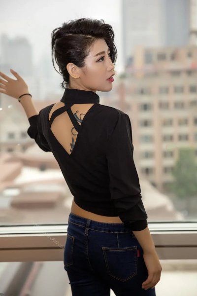 Соблазнительные изгибы прекрасной девушки из Азии