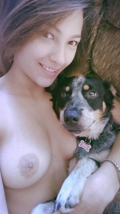 Интимные снимки привлекательной дамы с пушистым другом